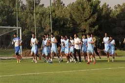 استقلال در راستای حمایت از تیم فوتبال نفت تهران، زمان تمرین فردای خود را تغییر داد