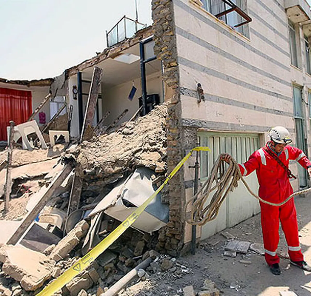 یک ساختمانی دوطبقه به دلیل گودبرداری غیر اصولی در مشهد ریزش کرد