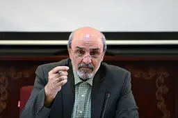 محمود گودرزی برای تماشای دیدار نفت تهران در ورزشگاه آزادی حضور یافت