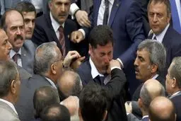 درگیری میان نمایندگان پارلمان ترکیه پنج زخمی بر جای گذاشت