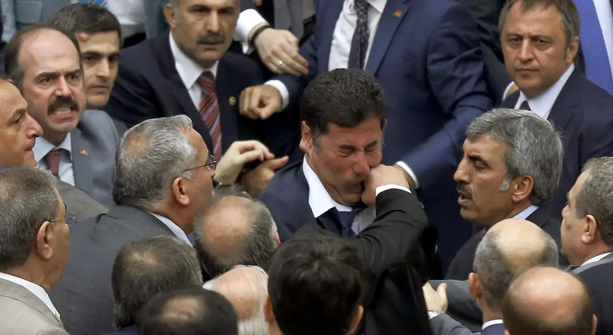 درگیری میان نمایندگان پارلمان ترکیه پنج زخمی بر جای گذاشت