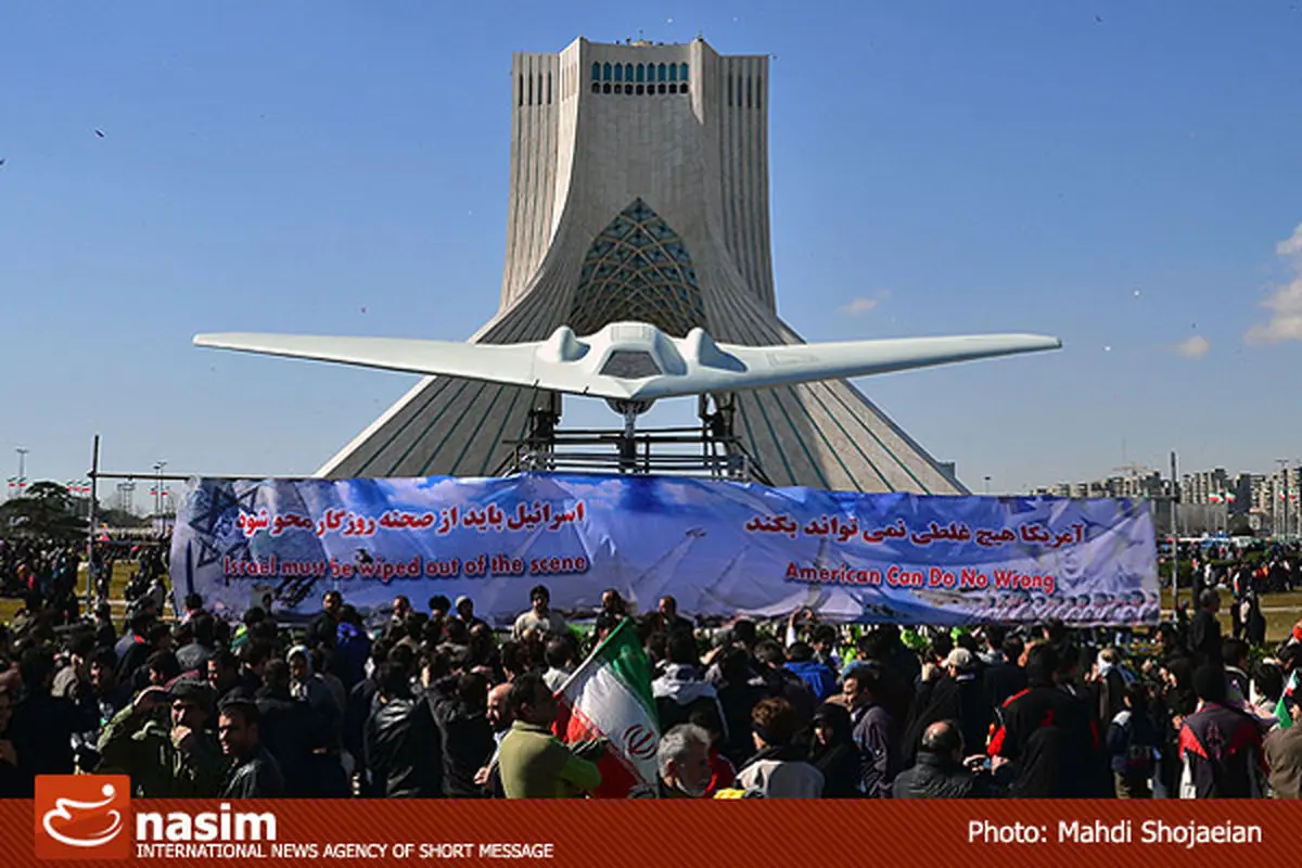 "ضربه متقابل ملت"- نخبگان دانشگاه شریف پرچم ۲۴۰ متری آمریکا را به آتش کشیدند