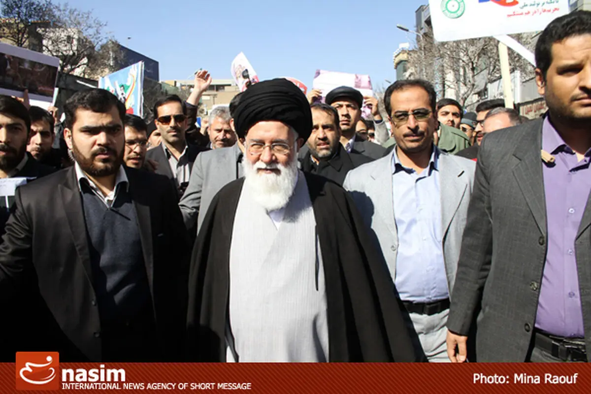 "ضربه متقابل ملت"- آیت‌الله علم‌الهدی در راهپیمایی ۲۲ بهمن حضور یافت