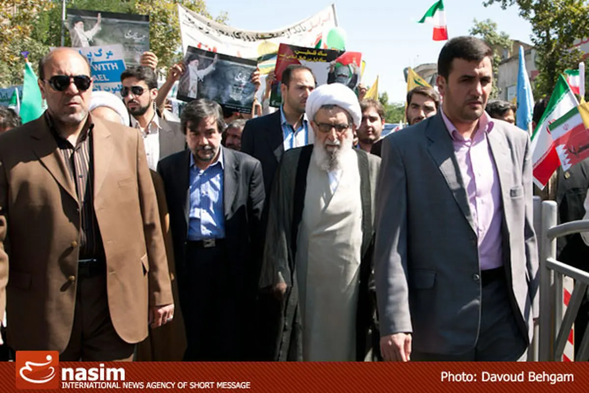 "ضربه متقابل ملت"- آیت‌الله واعظ طبسی در راهپیمایی ۲۲ بهمن حضور یافت