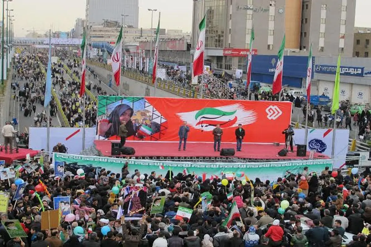 مجریان محبوب کودکان به میان راهپیمایان ۲۲ بهمن رفتند