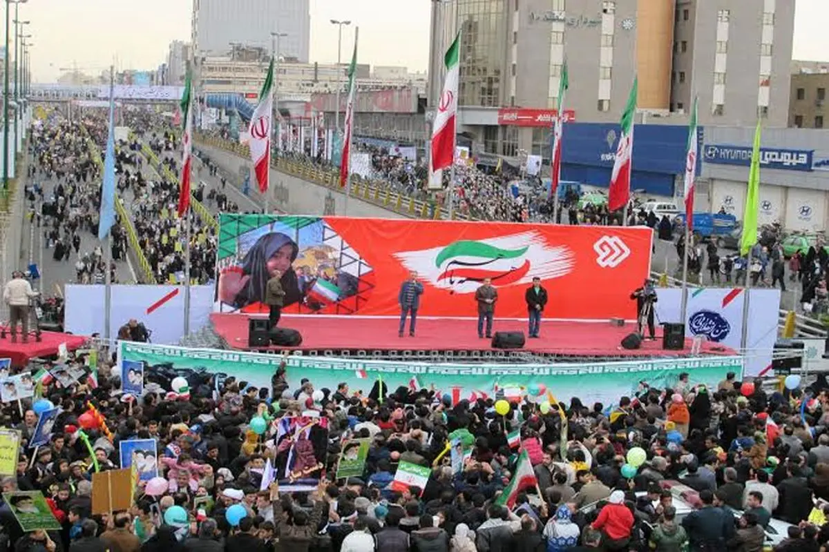 مجریان محبوب کودکان به میان راهپیمایان ۲۲ بهمن رفتند