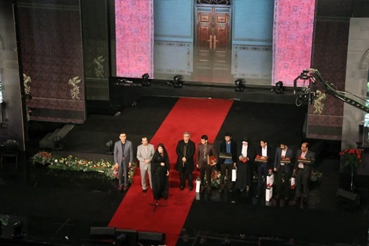 خانواده‌های شهدای واقعه ۱۷ مرداد در جشنواره فجر تقدیر شدند