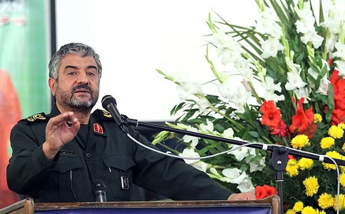 سرلشکر جعفری: جبهه انقلاب در خارج از مرزهای کشور در حال مبارزه با دشمن است