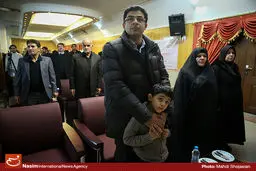 جمعی از خبرنگاران به دیدن خانواده یکی از شهدای فتنه می‌روند