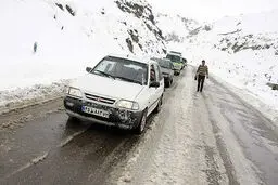 محورهای ۱۴ استان کشور با بارش برف و باران همراه شد