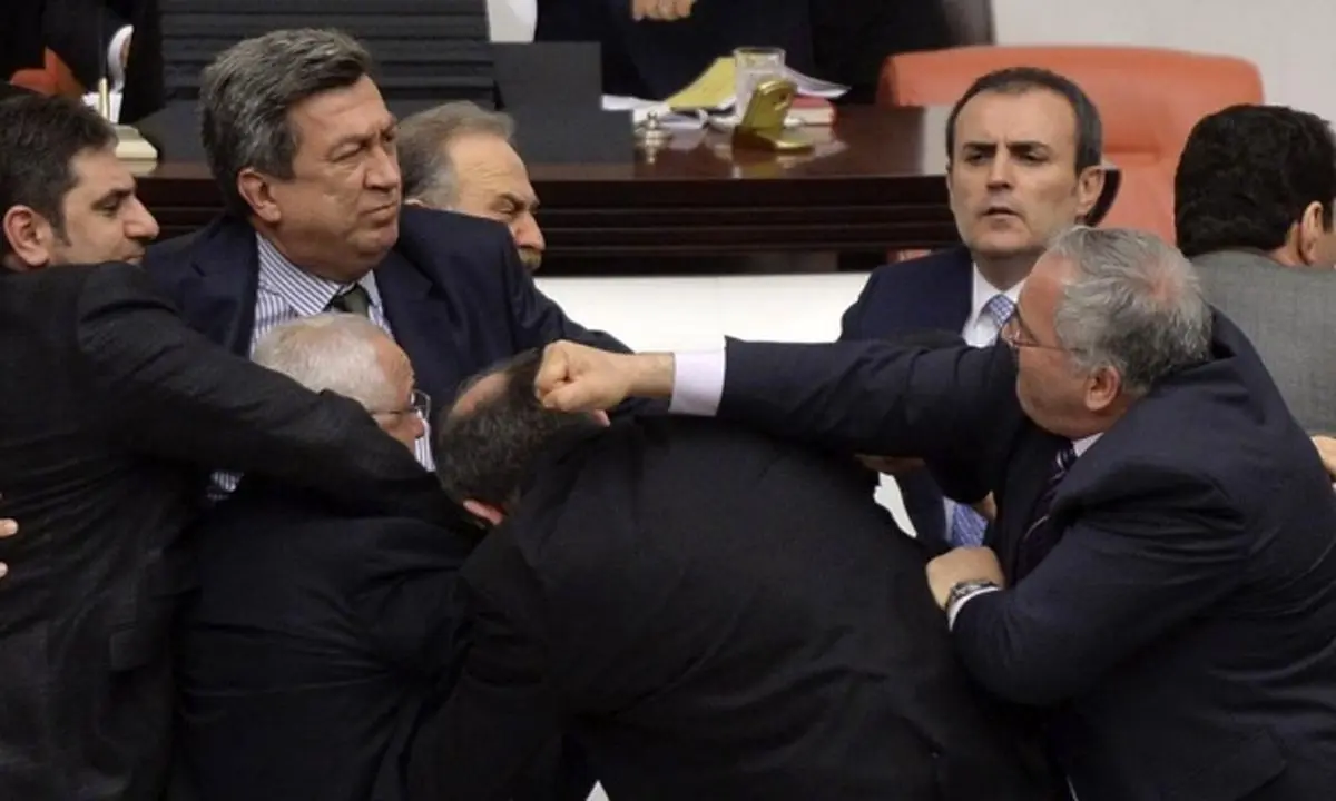 بررسی طرح افزایش قدرت پلیس در پارلمان ترکیه بار دیگر به زد و خورد کشیده شد