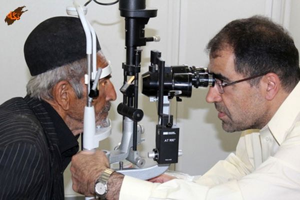 وزیر بهداشت ۱۲ عمل جراحی چشم در بوشهر انجام داد