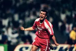 فیفا پیراهن حمید استیلی را برای نگهداری در موزه خواسته است