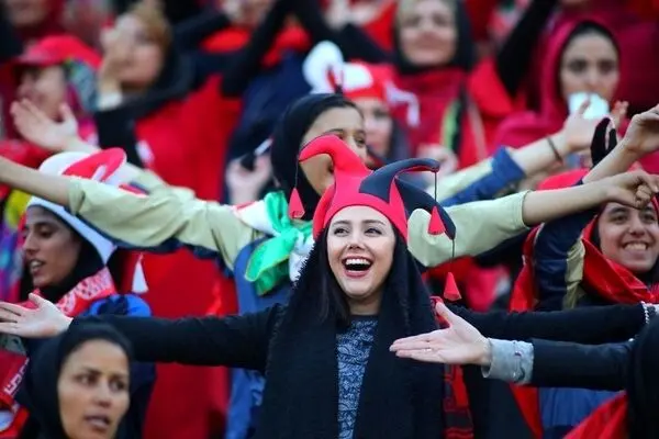 اولین حضور بانوان هوادار آلومینیوم اراک در ورزشگاه
