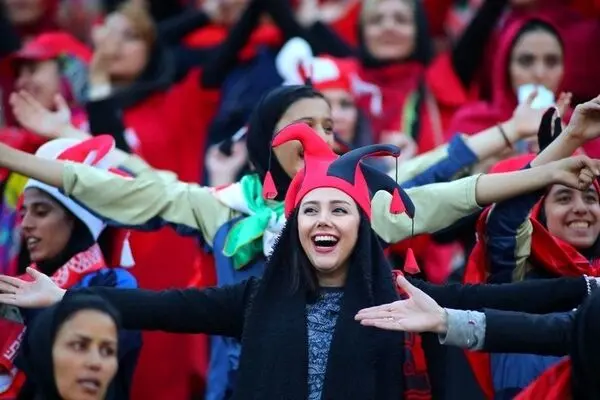 اولین حضور بانوان هوادار آلومینیوم اراک در ورزشگاه