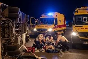 تصادف مرگبار اتوبوس و تریلی در گرمسار | ۲۱ مصدوم و یک فوتی