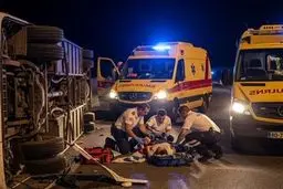 تصادف مرگبار اتوبوس و تریلی در گرمسار | ۲۱ مصدوم و یک فوتی