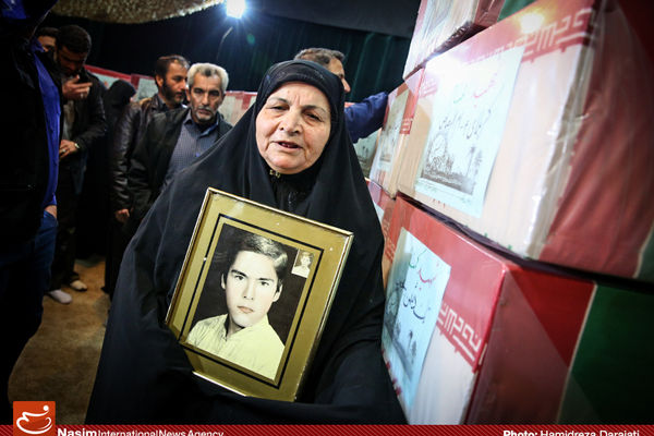 گزارش تصویری:: دیدار خانواده شهید معروف‌وند با پیکر فرزندشان