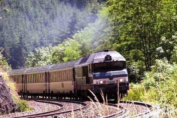 معاون حمل و نقل شرکت راه‌آهن از تجهیز قطارهای نوروزی به سیستم کنترل از راه دور خبر داد