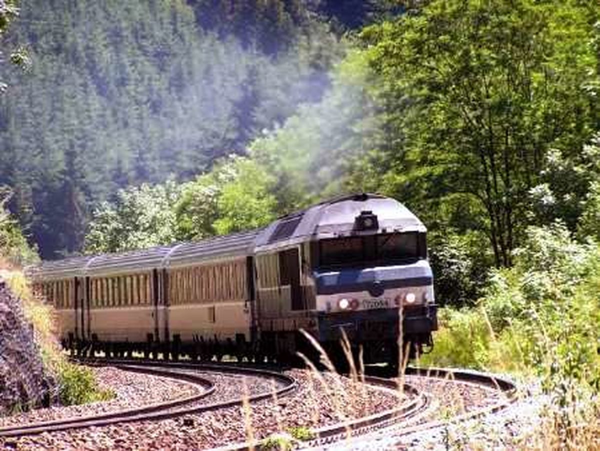 معاون حمل و نقل شرکت راه‌آهن از تجهیز قطارهای نوروزی به سیستم کنترل از راه دور خبر داد