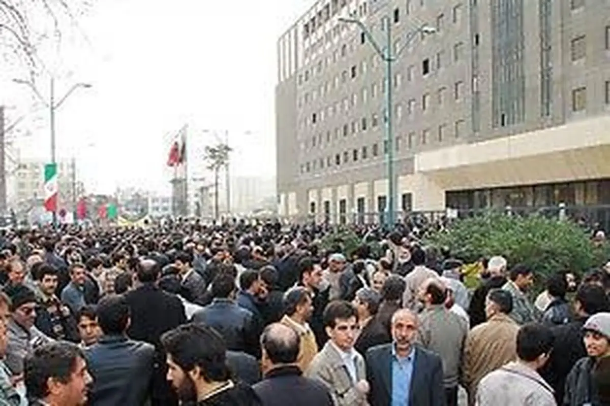 جمعی از معلمان در اعتراض به عدم همسان‌سازی حقوقشان با کارمندان مقابل مجلس تجمع کردند