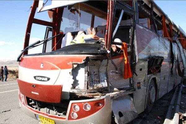 برخورد تریلی هوو با اتوبوس هفت کشته و ۲۰ مجروح برجای گذاشت