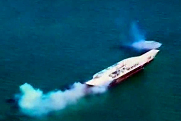 فیلم:: انهدام ماکت ناو هواپیما‌ بر آمریکا در خلیج فارس