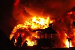 آتش‌سوزی کارخانه قیر در حومه مشهد موجب مرگ دو کارگر شد