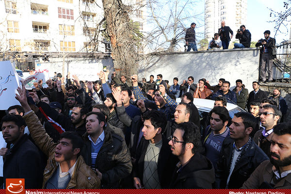تجمع اعتراض‌آمیز دانشجویان روبروی وزارت صنعت برگزار شد
