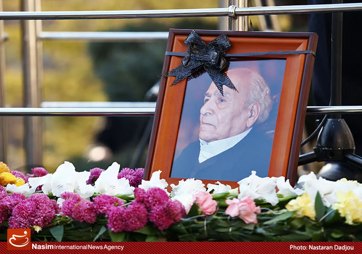 شخصیت ادبی و فرهنگی مشفق کاشانی در برنامه "کاغذ رنگی" بررسی می‌شود