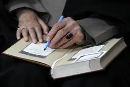 رهبر معظم انقلاب با حضور در منزل شهید جواد زارعی مرزآبادی با خانواده وی دیدار و گفتگو کردند