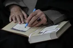 رهبر معظم انقلاب با حضور در منزل شهید جواد زارعی مرزآبادی با خانواده وی دیدار و گفتگو کردند