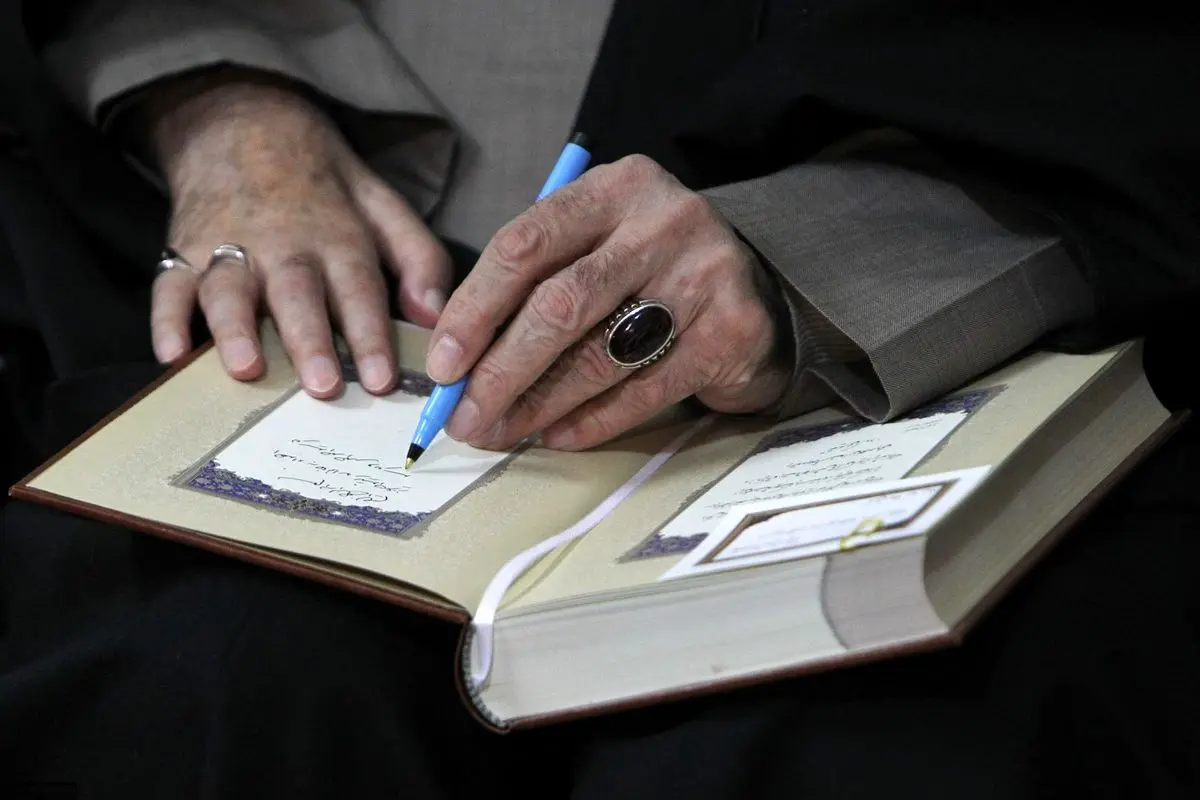 رهبر معظم انقلاب با حضور در منزل شهید جواد زارعی مرزآبادی با خانواده وی دیدار و گفتگو کردند