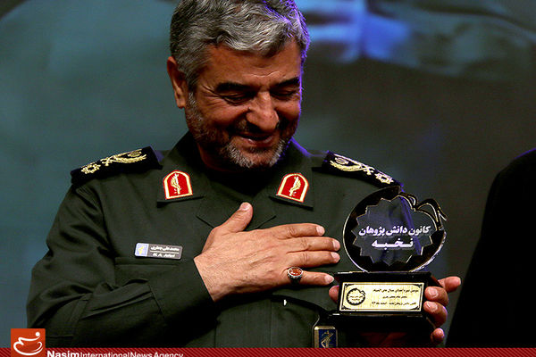 گزارش تصویری:: اهدای مدال نخبگان المپیادهای علمی به رهبر معظم انقلاب