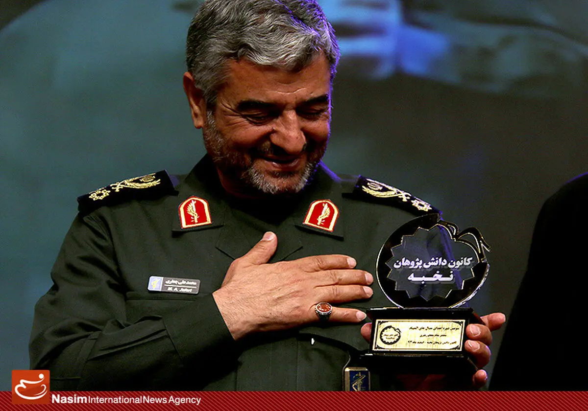گزارش تصویری:: اهدای مدال نخبگان المپیادهای علمی به رهبر معظم انقلاب