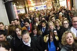 زنان کارگر در اروپا کمتر از مردان دستمزد می‌گیرند