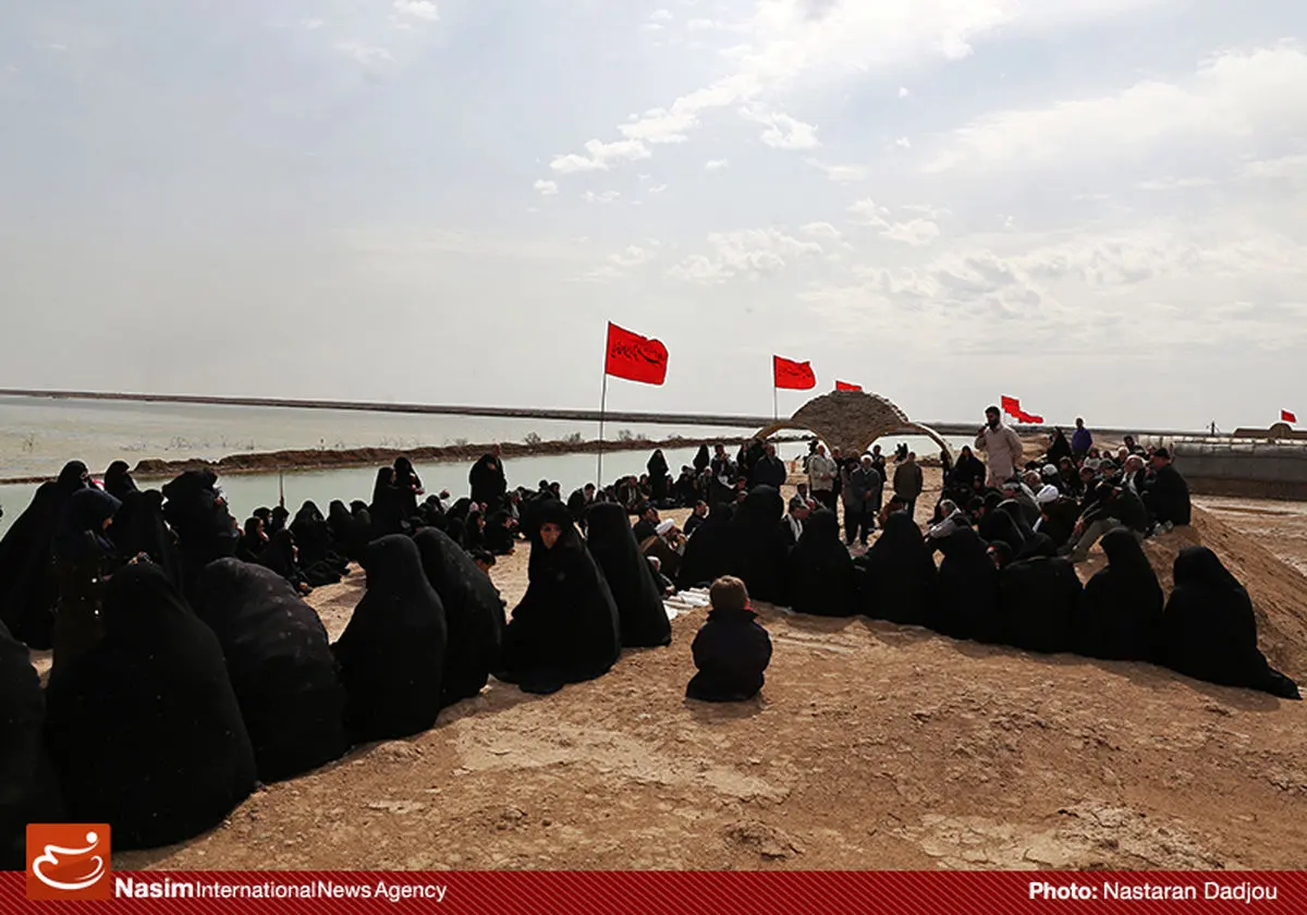 دانشجویان حاضر در اردوی راهیان نور در همایش "شهدا، پرچم‌دار غیرت" شرکت می‌کنند