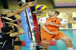 منوچهر پورحسن: لیدرها پول می‌گیرند که فحش بدهند