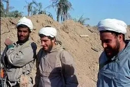 نخستین مجموعه از اسناد نقش روحانیت در جنگ تحمیلی به موزه دفاع مقدس تحویل داده شد
