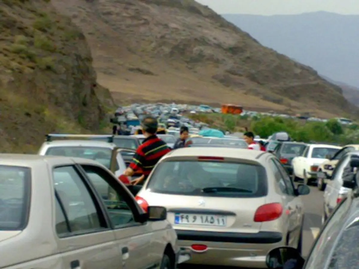 ترافیک در جاده چالوس، هراز و تهران - قم سنگین است