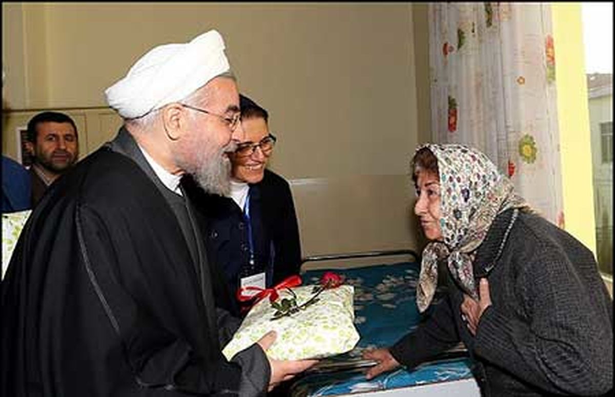 حسن روحانی در جمع سالمندان آسایشگاه پارسایان تهران حضور یافت