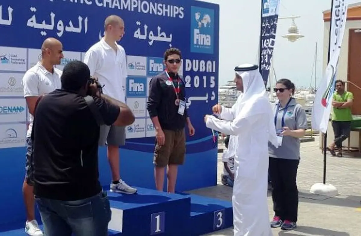 فرشچی بر سکوی سوم آب‌های آزاد دبی ایستاد