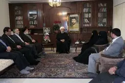 رئیس‌جمهور با خانواده شهید  صیاد شیرازی و جانباز ۷۰ درصد محمد حامی دیدار و گفتگو کرد