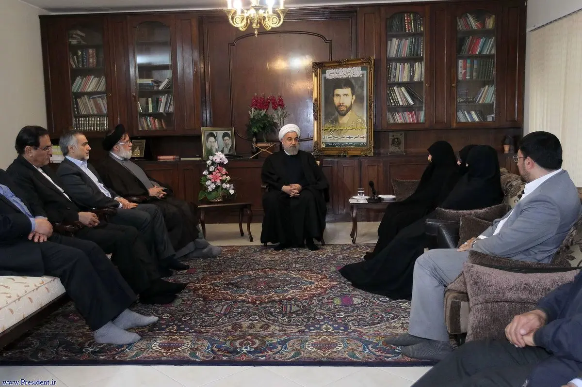 رئیس‌جمهور با خانواده شهید  صیاد شیرازی و جانباز ۷۰ درصد محمد حامی دیدار و گفتگو کرد