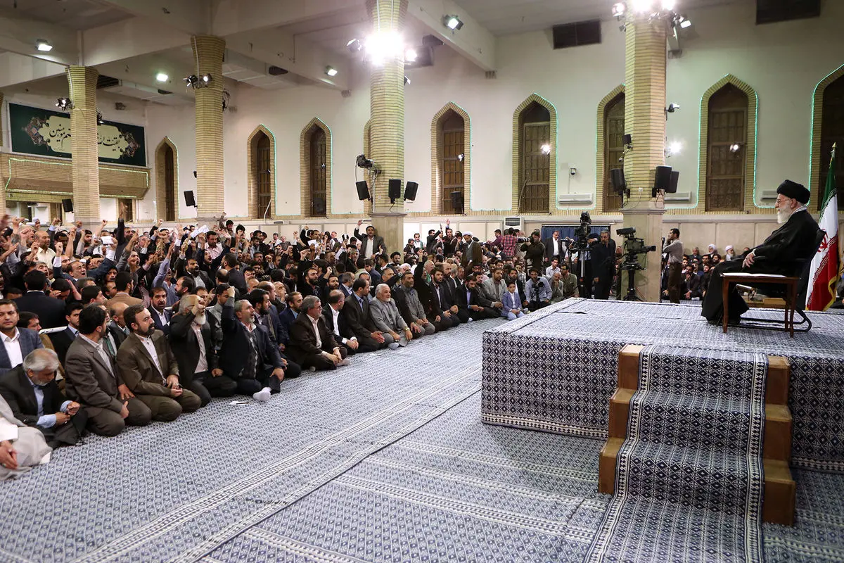 جمعی از مداحان اهل بیت  با رهبر معظم انقلاب دیدار کردند