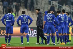 استقلال یک نیمه مقابل ذوب آهن متوقف شد
