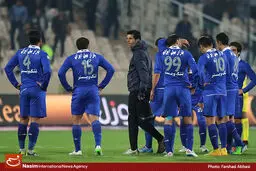 استقلال یک نیمه مقابل ذوب آهن متوقف شد