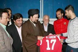 تعدادی از اعضای باشگاه پرسپولیس با نوه امام خمینی ‌(ره)‌ دیدار کردند