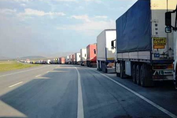 کامیون‌های ایرانی در مرز بازرگان برای خروج ۲۰ کیلیومتر صف کشیدند