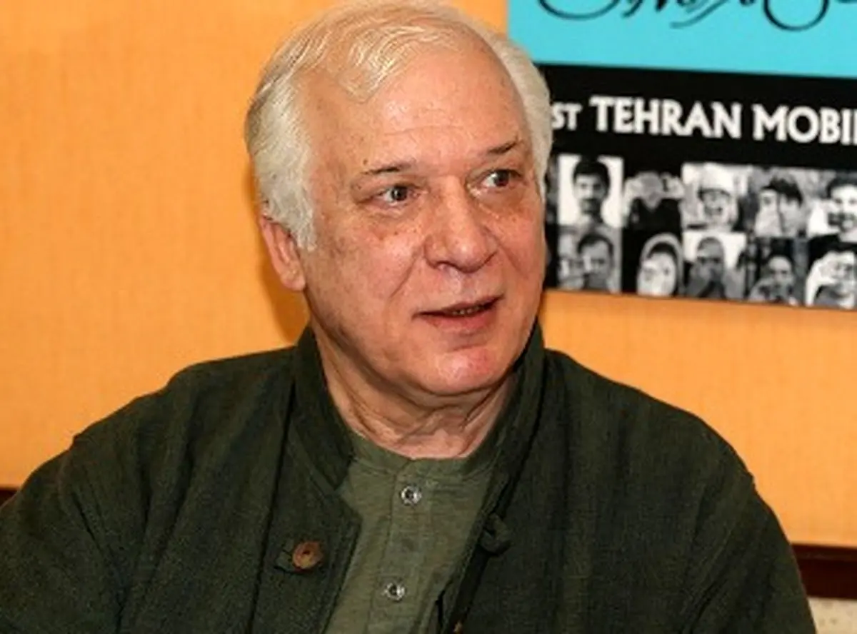 خسرو سینایی زنگ آغاز نمایش "پرواز ایکار" را به صدا در می‌آورد